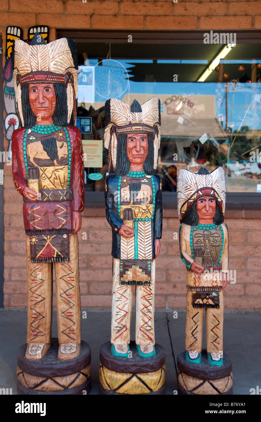 Tre dipinti indiano statue in legno a Sedona in Arizona USA Foto Stock