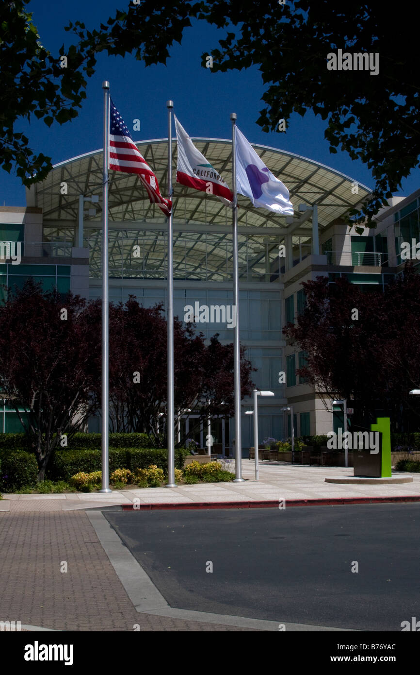 Ingresso anteriore per Apple Inc. headquarters, Cupertino, California (AAPL), che mostra le bandiere in cima pennoni Foto Stock