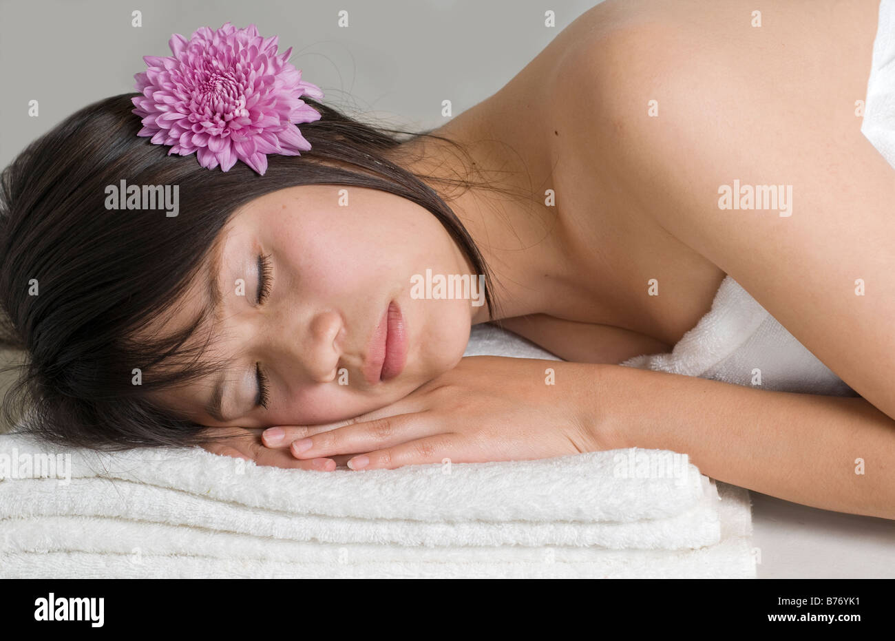 Bella giovane sexy ragazza asiatica di relax presso un centro termale Foto Stock