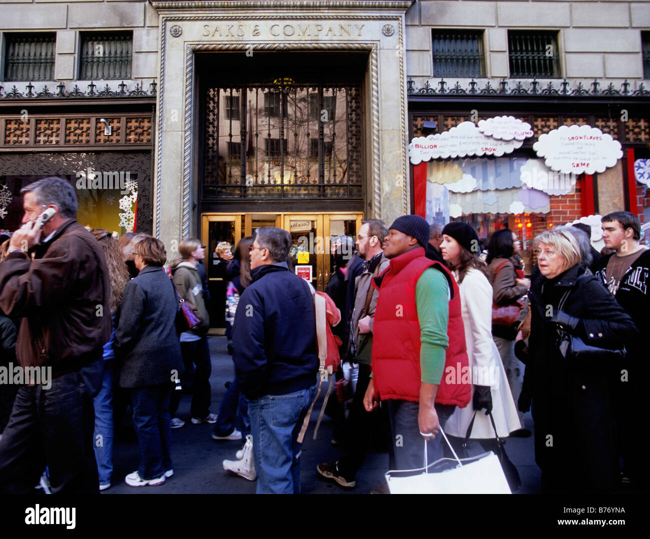 New York City Fifth Avenue una folla di acquirenti di fronte a Saks Fifth Avenue, grandi magazzini di New York. Street scene USA Foto Stock