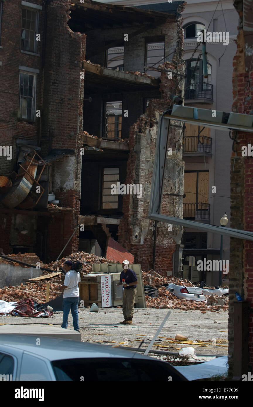 Una news troupe preparare per registrare alcune riprese presso il sito di un edificio crollato a New Orleans dopo che l'uragano Katrina Foto Stock