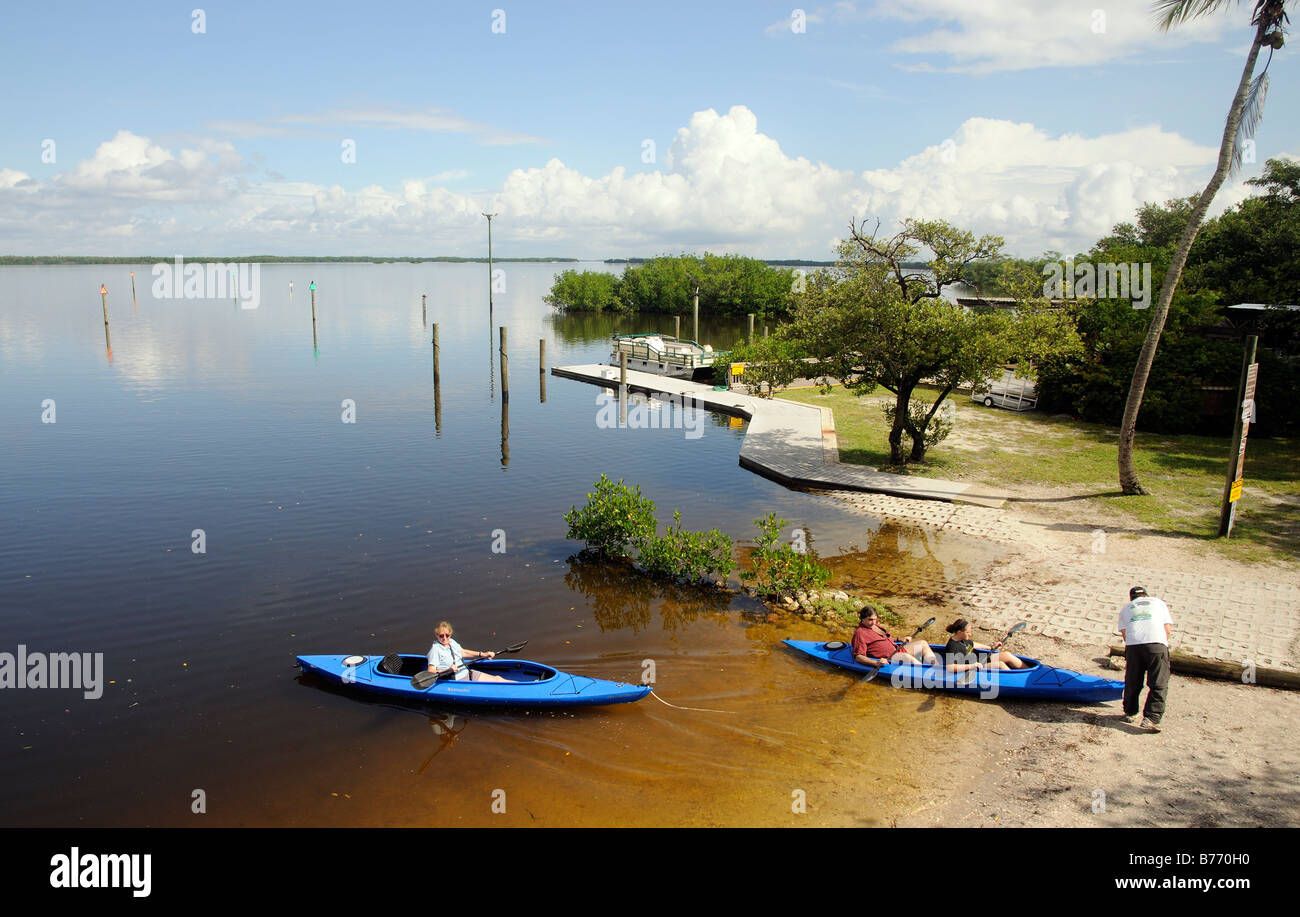 J N Ding Darling National Wildlife Refuge Sanibel Island costa del Golfo della Florida America. Canoa Foto Stock