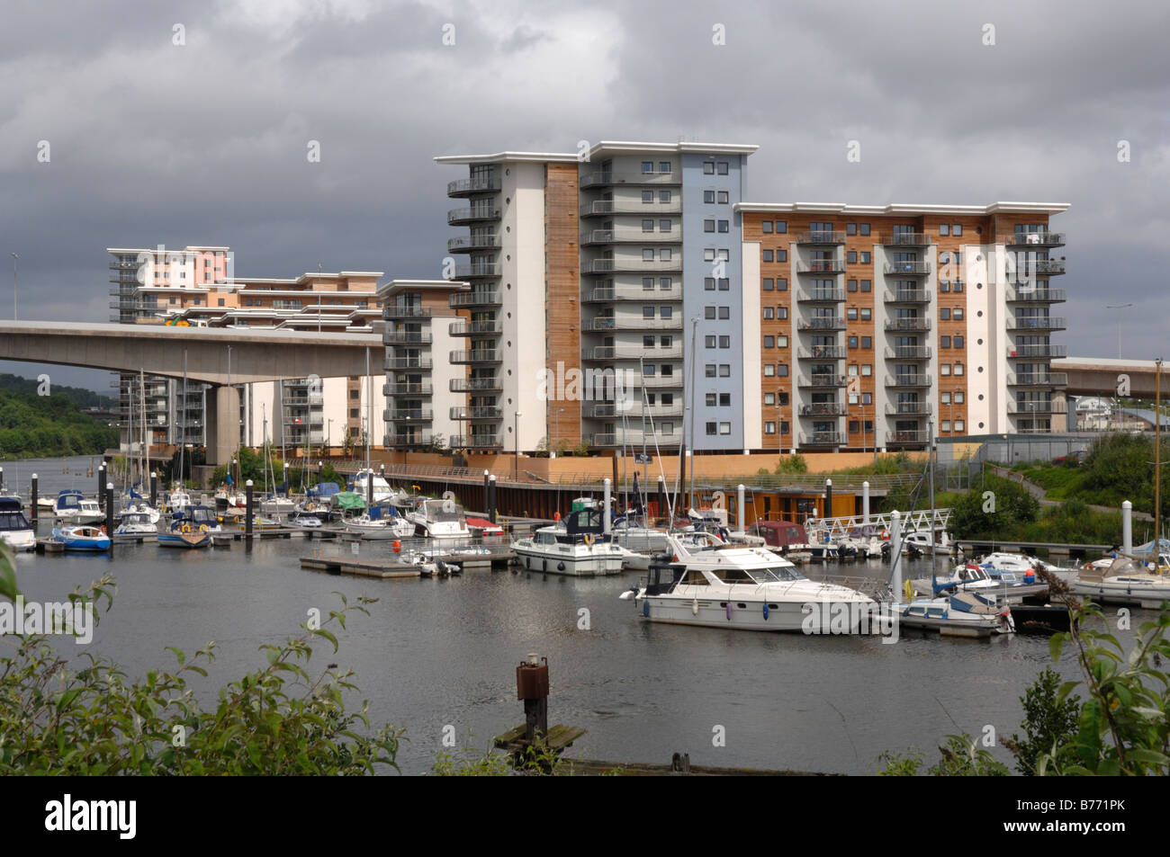 Marina e blocco di appartamenti a Baia di Cardiff Cardiff Wales UK Europa Foto Stock