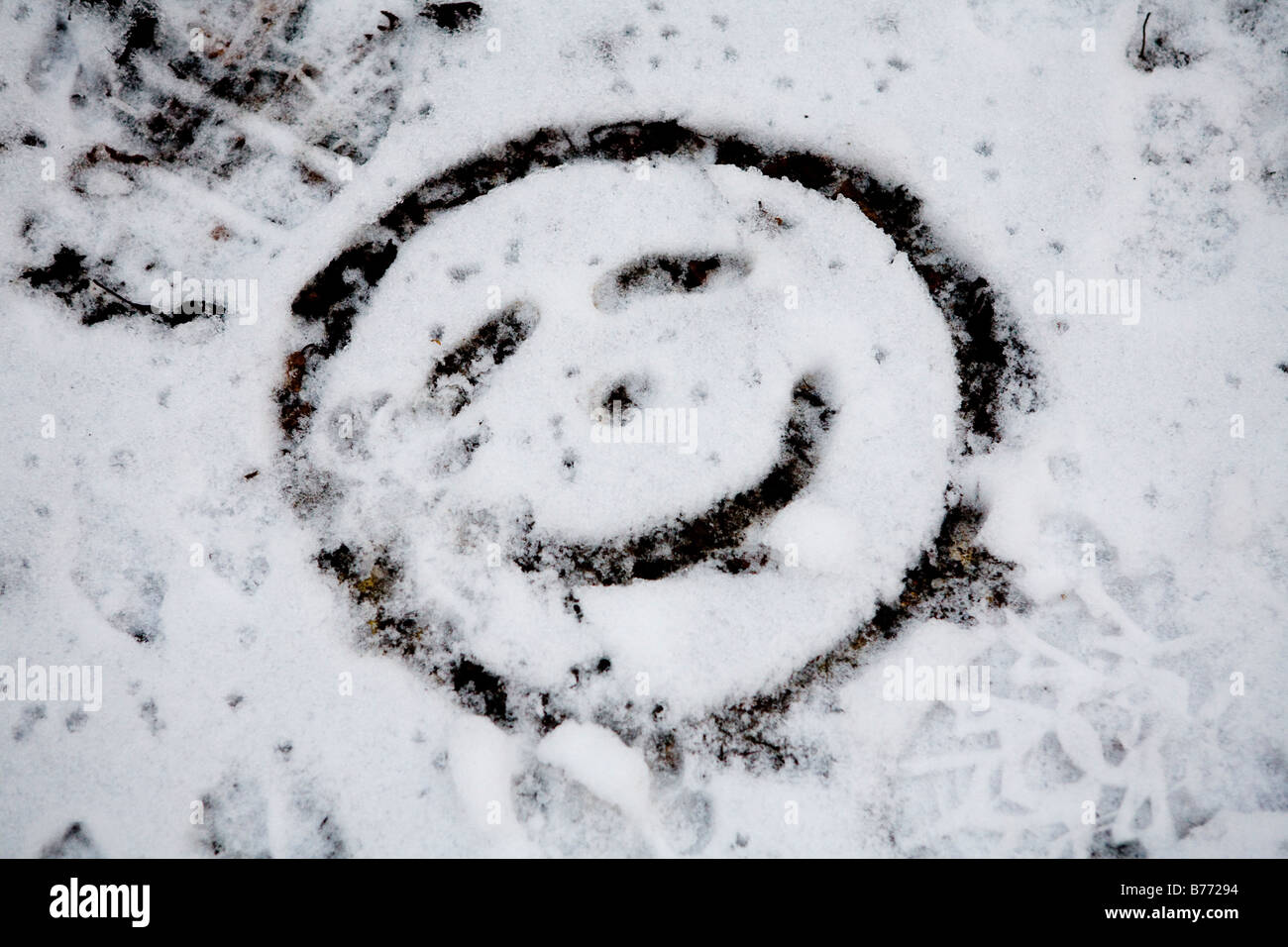 Pupazzo di neve faccia nella neve Boxhill Surrey UK Europa Foto Stock