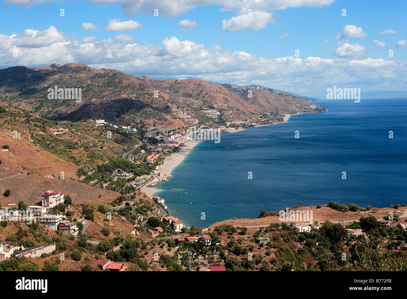 Vista da Taormina verso lo Stretto di Messina, Sicilia Foto Stock