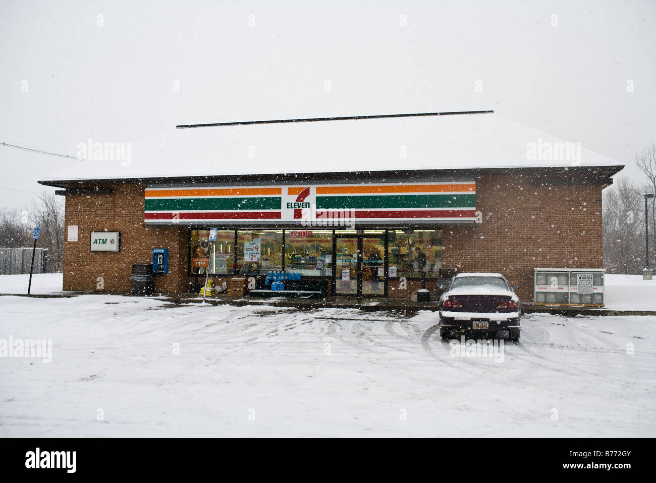 Un 7-Eleven store su un nevoso inverno freddo giorno. Foto Stock