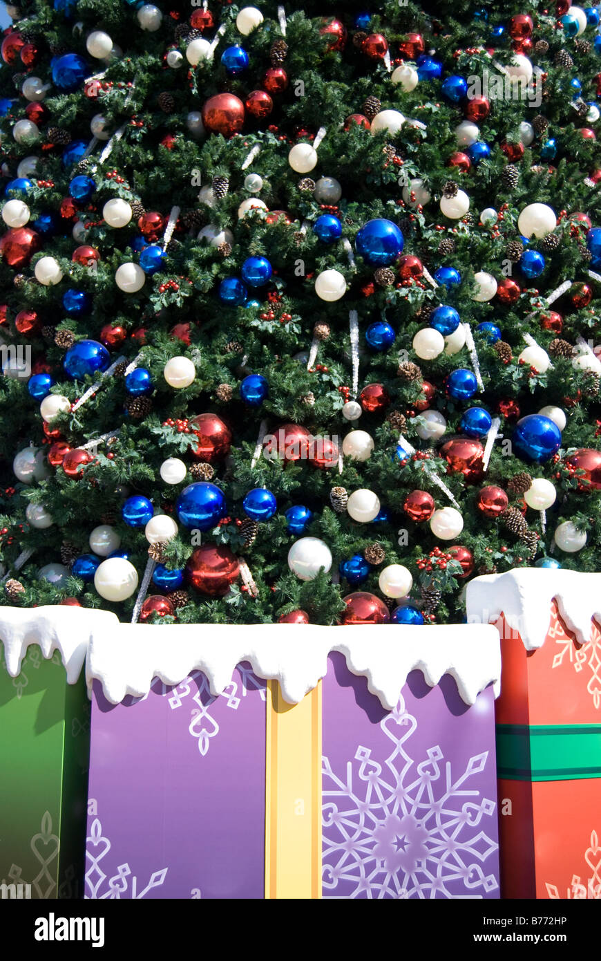 Albero di Natale decorato e presenta, Hong Kong Disneyland Resort, Isola di Lantau, Hong Kong, Repubblica popolare Cinese Foto Stock