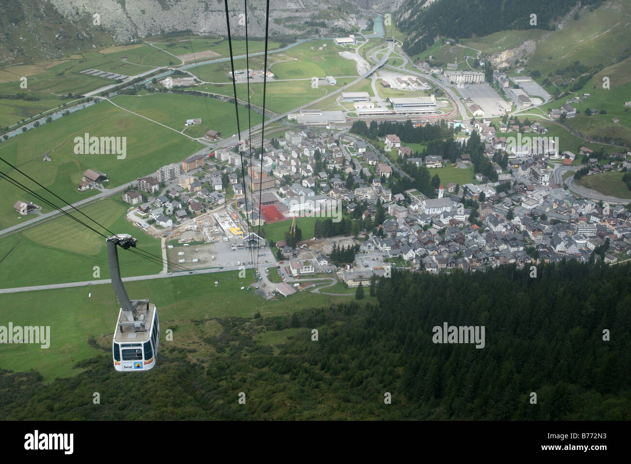 Una veduta aerea della città di Andermatt nelle alpi svizzere, presa dal cavo Andermatt-Gemsstock auto. Foto Stock