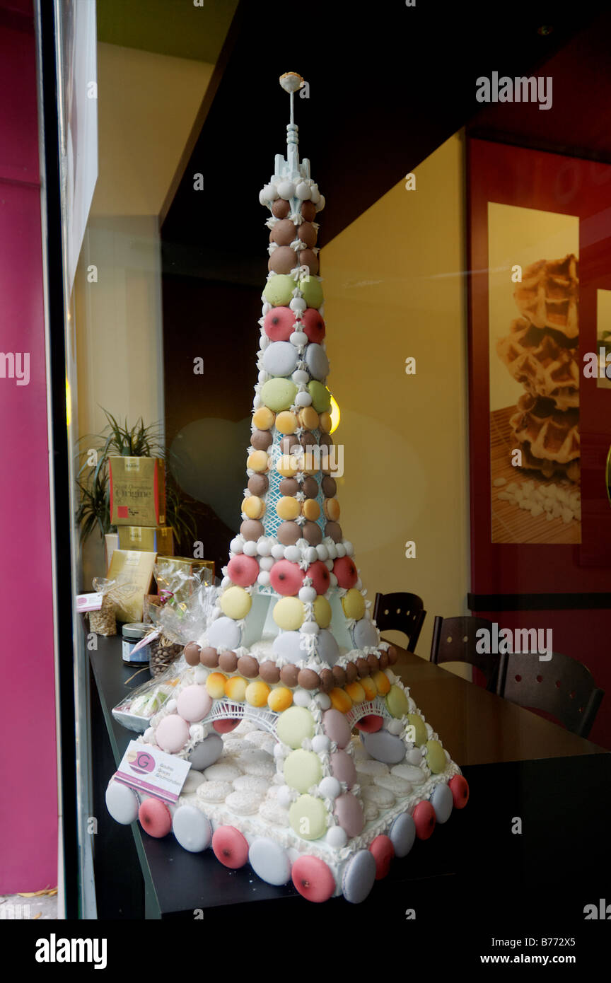 Una torre Eiffel fatta da caramelle nella vetrina di un negozio. Foto Stock