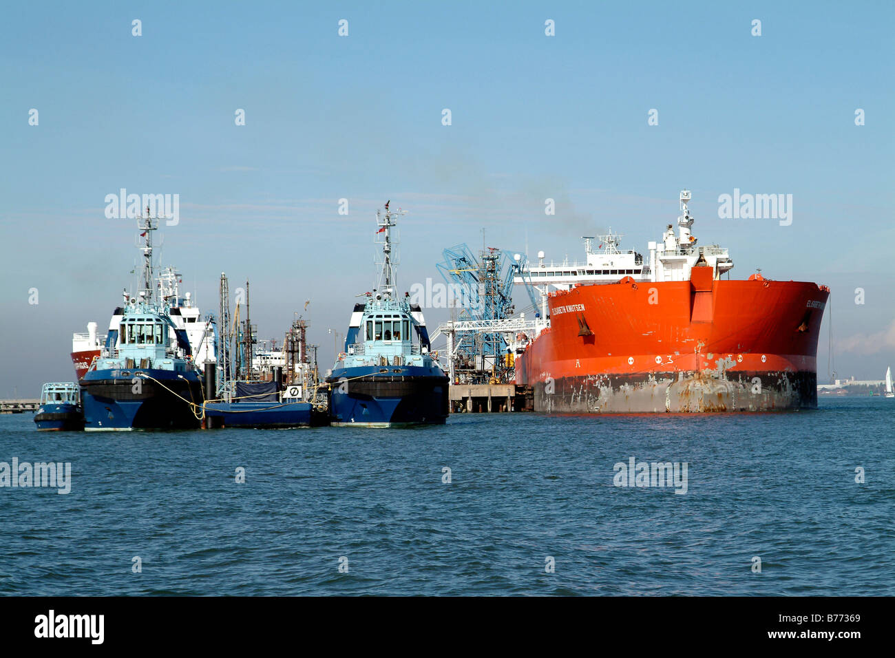 Petrolio greggio petroliera navetta 'Elisabeth Knutsen' a fianco di scarico a Fawley Terminale Marino, Southampton, Inghilterra Foto Stock