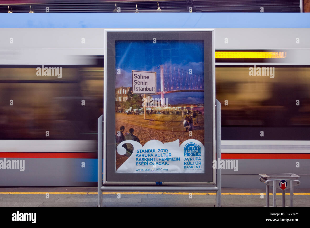 Istanbul è la capitale europian della cultura nel 2010. e la metropolitana carro è passando da dietro del tabellone per le affissioni. Foto Stock