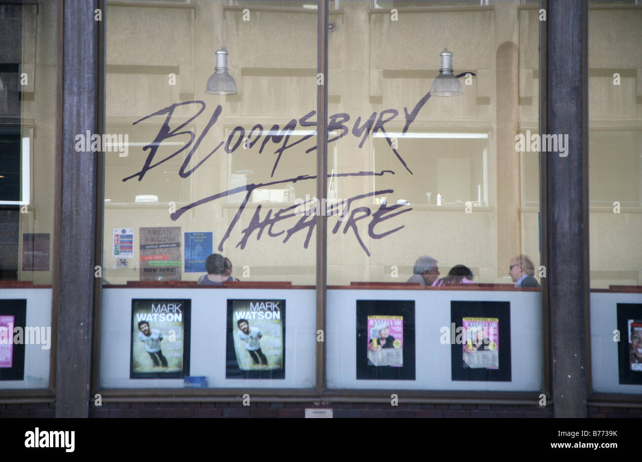 Vista generale GV della Bloomsbury Theatre e il cafe parte dell'UCL in Londra England Regno Unito Foto Stock