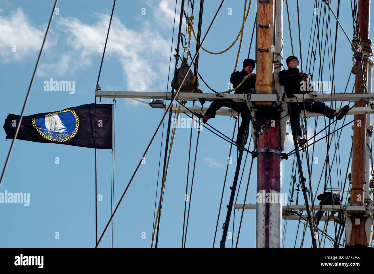 Due donne che lavorano ad alta alle manovre di Tall Ship Foto Stock