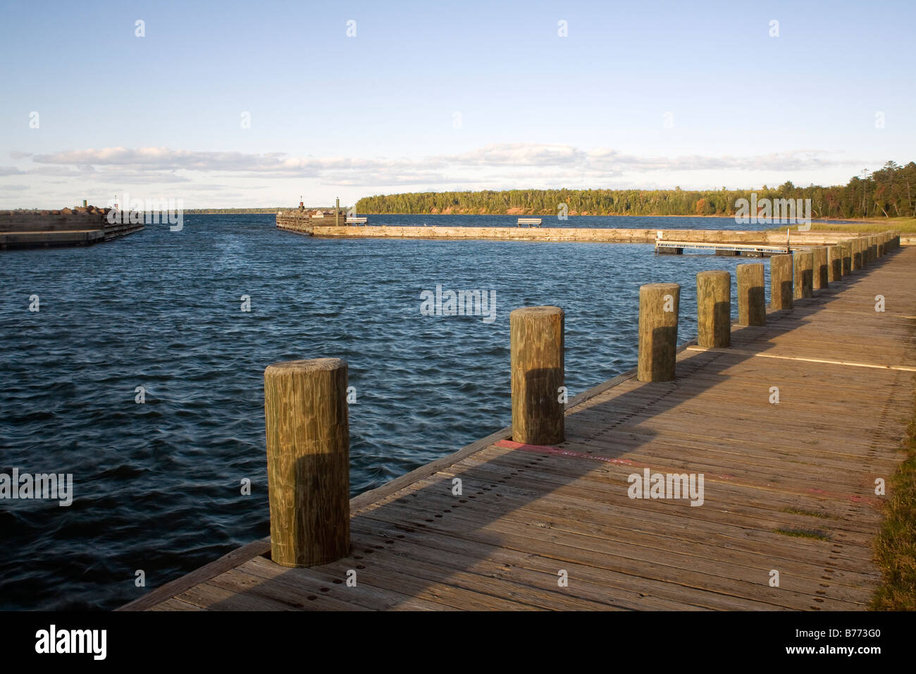 WISCONSIN - Porto e dock nella piccola baia di sabbia sul Lago Superiore in Apostle Islands National Lakeshore. Foto Stock