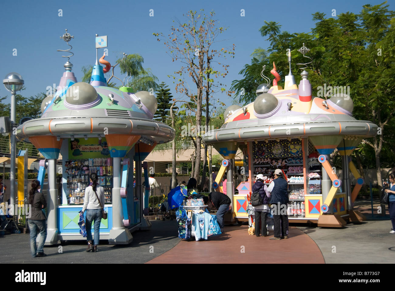 Bancarelle di souvenir, Tomorrowland, Hong Kong Disneyland Resort, l'Isola di Lantau, Hong Kong, Repubblica Popolare di Cina Foto Stock