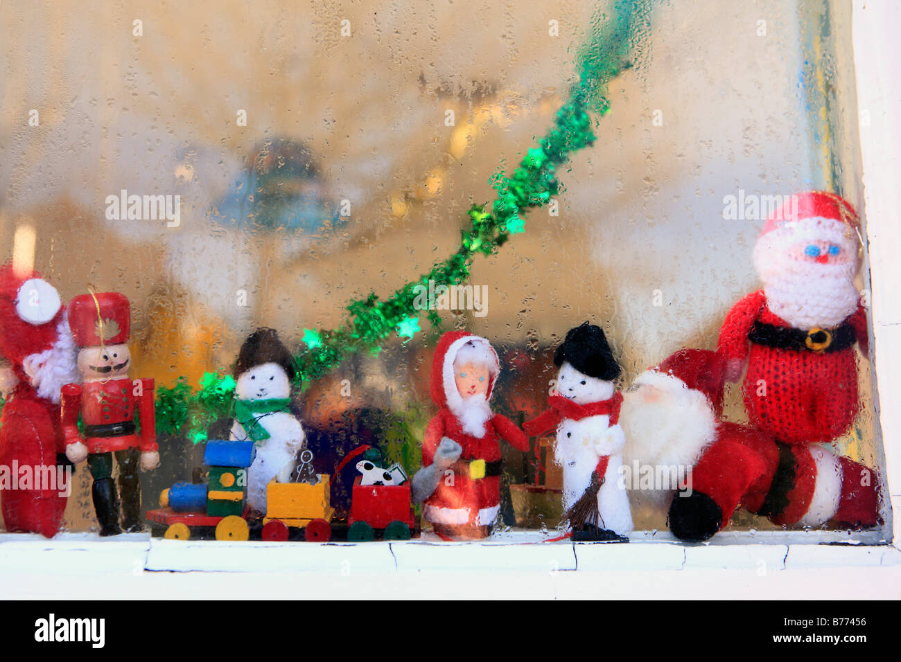 Regno Unito una scena di natale in una finestra Foto Stock