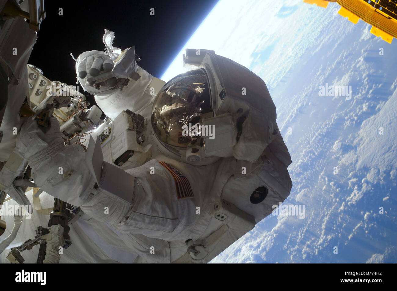 Astronauta partecipa ad attività extravehicular. Foto Stock