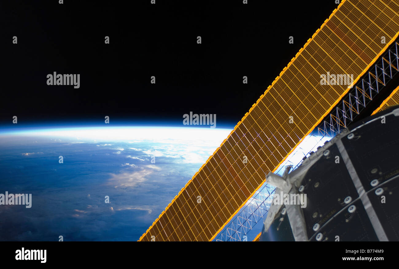 Solar array pannelli sulla Stazione Spaziale Internazionale backdropped contro la terra orizzonte Foto Stock