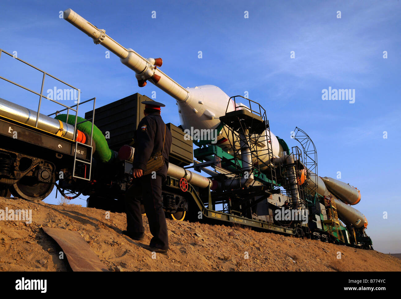 Il Soyuz TMA-13 lander è trasportato dal vagone ferroviario al suo lancio. Foto Stock