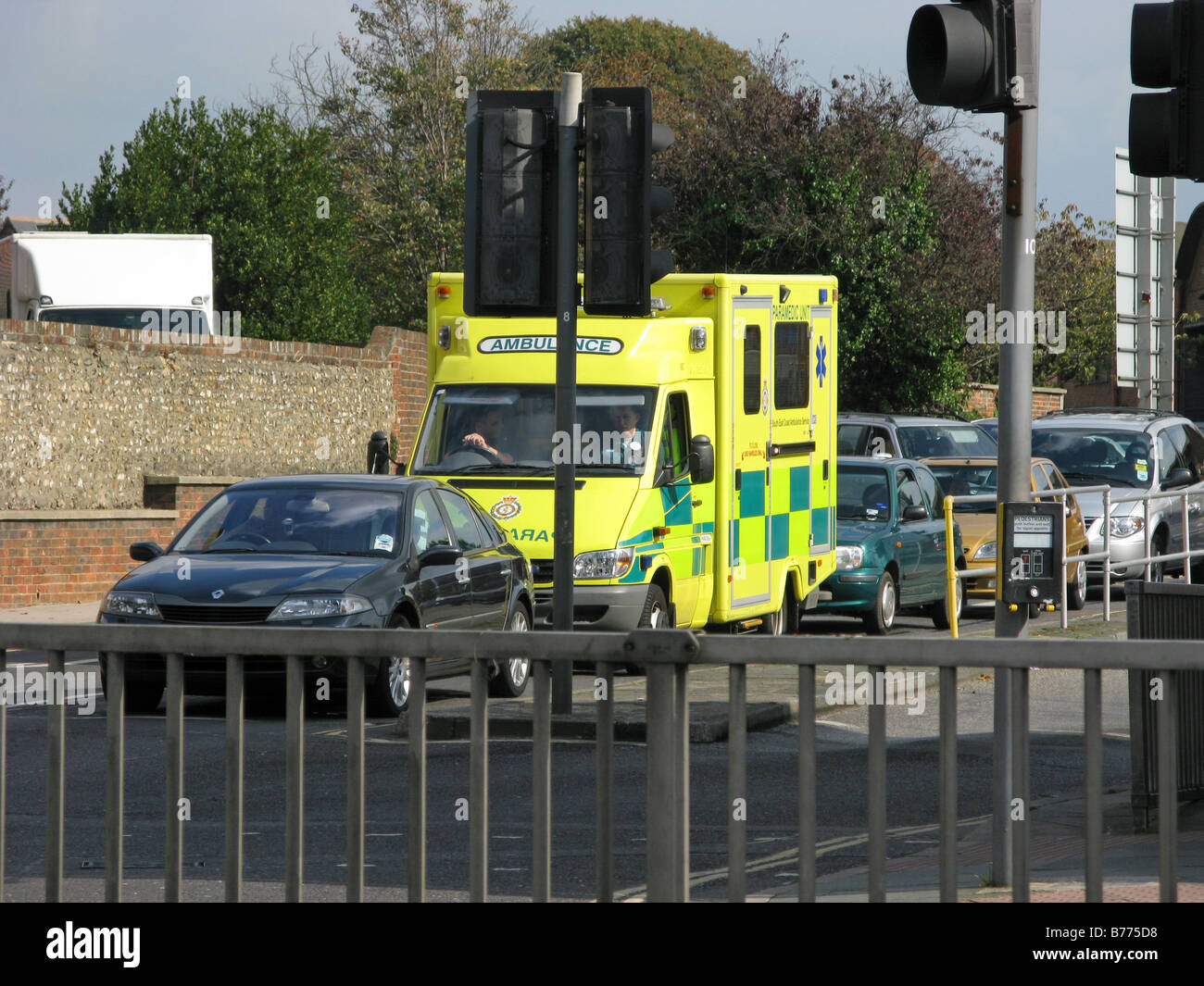 Sussex servizio ambulanza paramedico unità su chiamata bloccati nel traffico Chichester West Sussex Foto Stock