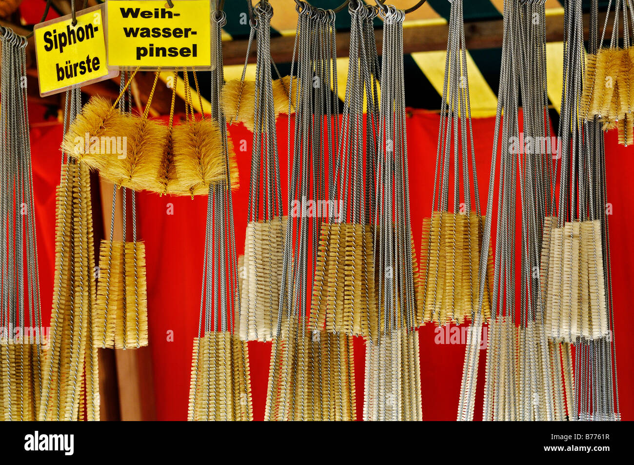 Varie spazzole e pennelli, Auer Dult mercato, Monaco di Baviera, Germania, Europa Foto Stock