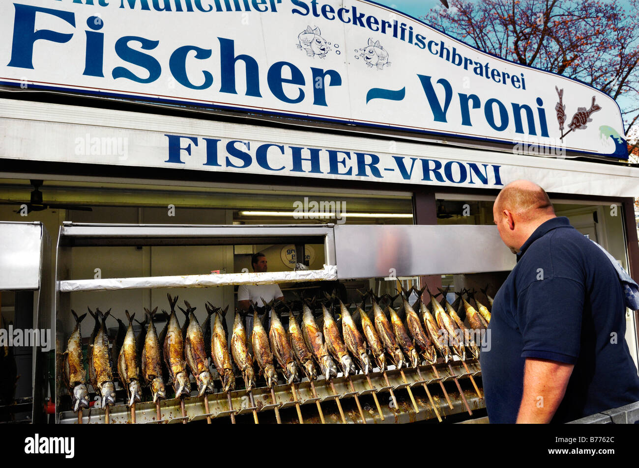 Fischer-Vroni, sgombro affumicato, pesce in stallo sull'Auer Dult mercato, Monaco di Baviera, Germania, Europa Foto Stock