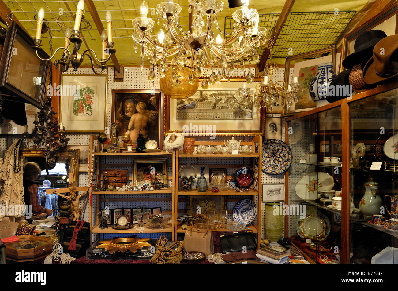 Lampadari e oggettistica, in stallo la Auer Dult mercato, Monaco di Baviera, Germania, Europa Foto Stock
