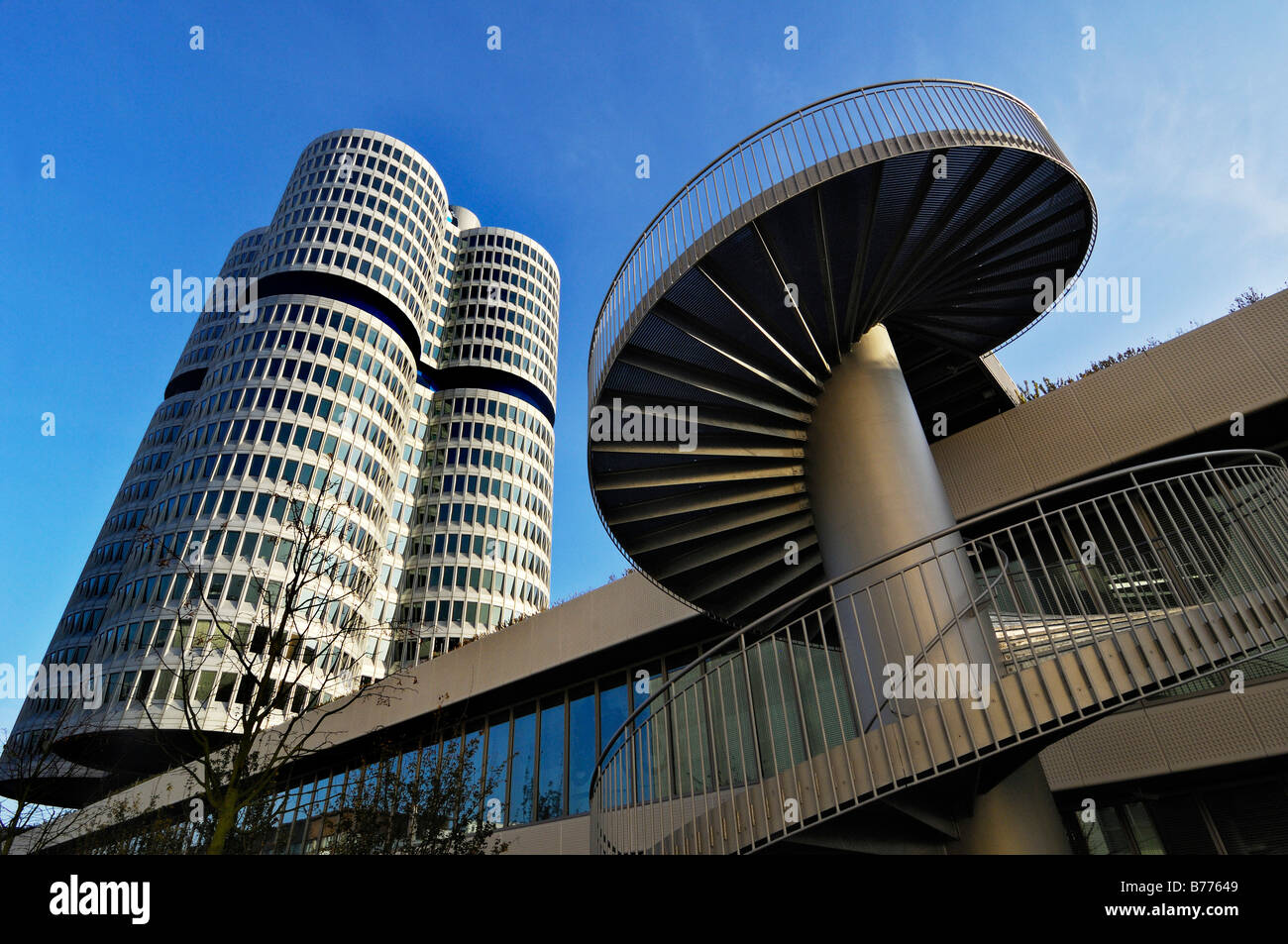 BMW torri, quattro cilindri e scala a chiocciola, Monaco di Baviera, Germania, Europa Foto Stock