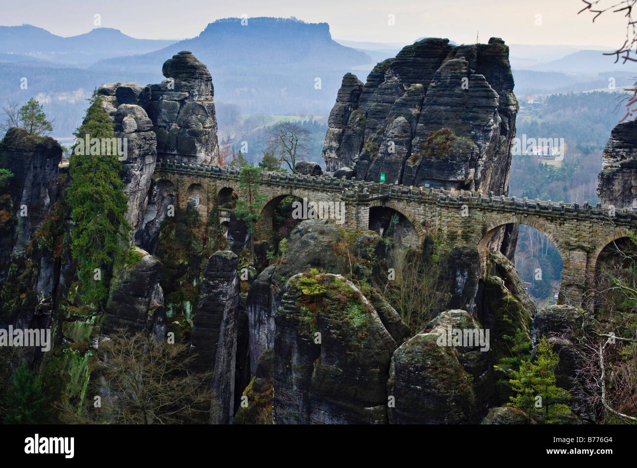 Bastei, formazione di roccia e il ponte di pietra nella Svizzera sassone, in Sassonia, Germania, Europa Foto Stock