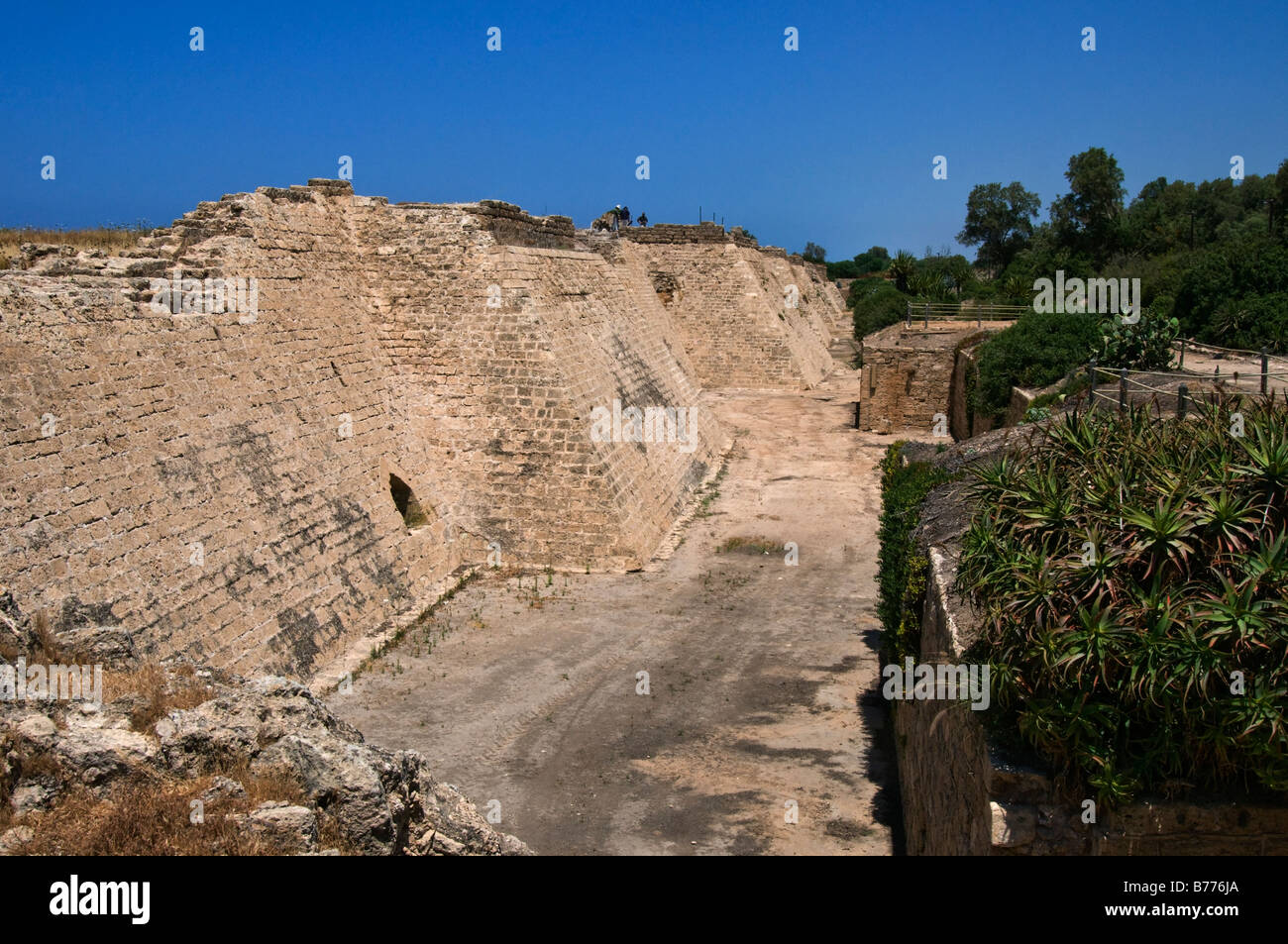 Parete crociato e fossato, Cesarea Parco Nazionale,Israele Foto Stock