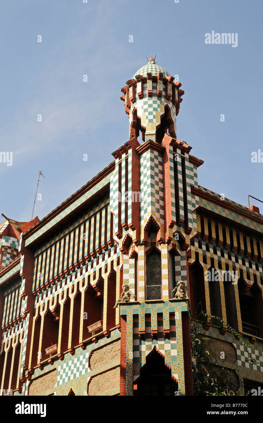 Finestra di Baia e angolo di una facciata ornamentali, Casa Vicenc, progettato dall architetto Antoni Gaudì Barcellona Cataluña, UE Foto Stock