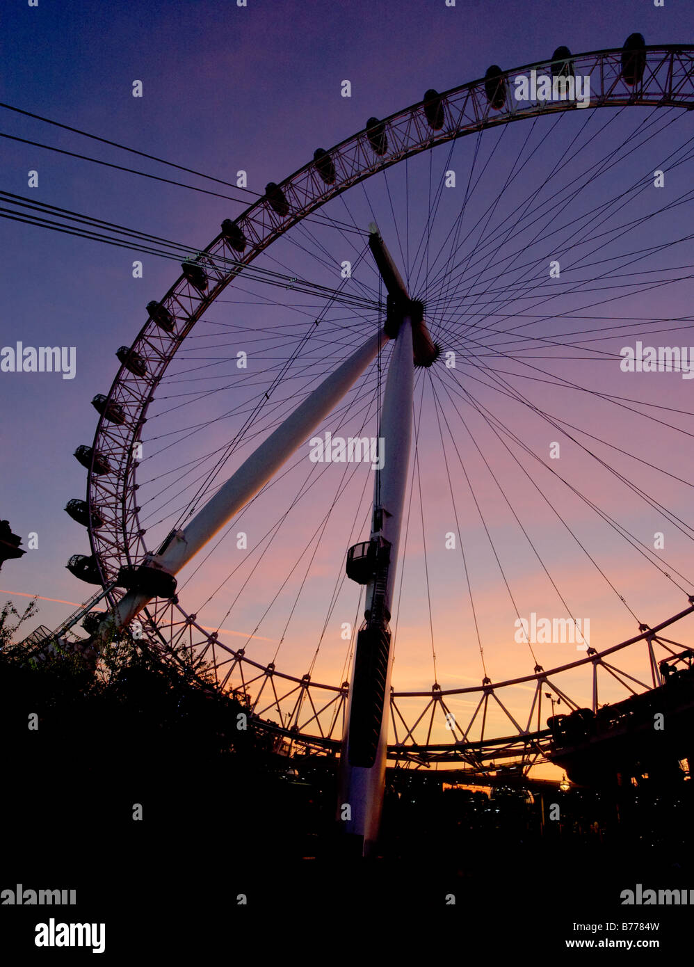 Il London Eye stagliano contro il cielo al crepuscolo Foto Stock