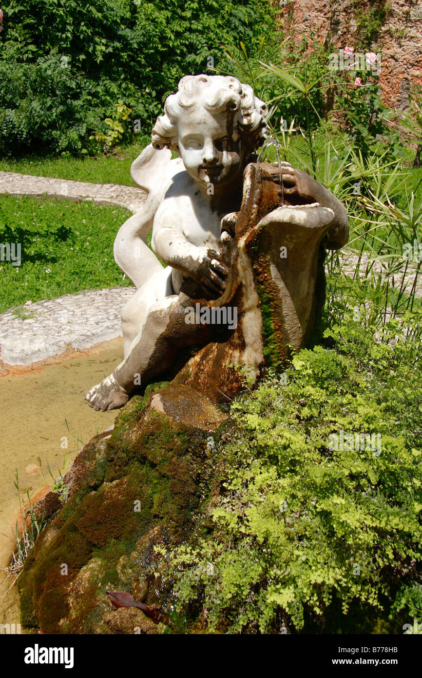 Piccolo angelo statua, una funzione di acqua nei giardini di una casa padronale, museo all'aria aperta, La Granja, Esporles, Maiorca, Baleari è Foto Stock