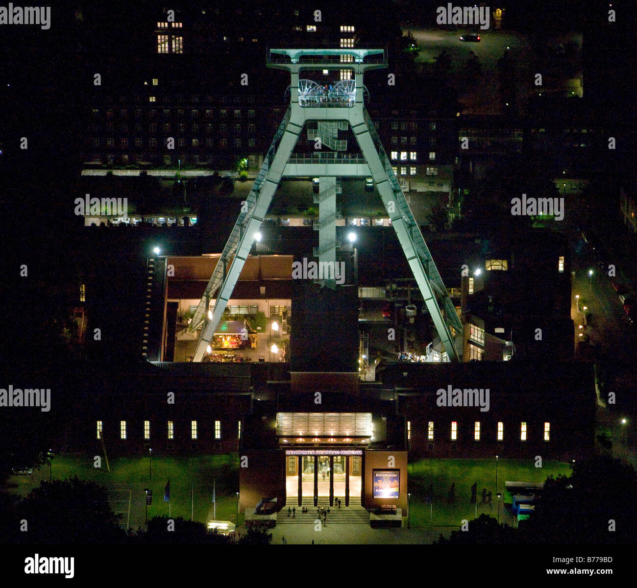 Foto aerea, esposizione di notte, Bochum museo minerario, pit-head tower, culturale memorial, Extraschicht festival 2008, Bochum Ruhr Foto Stock