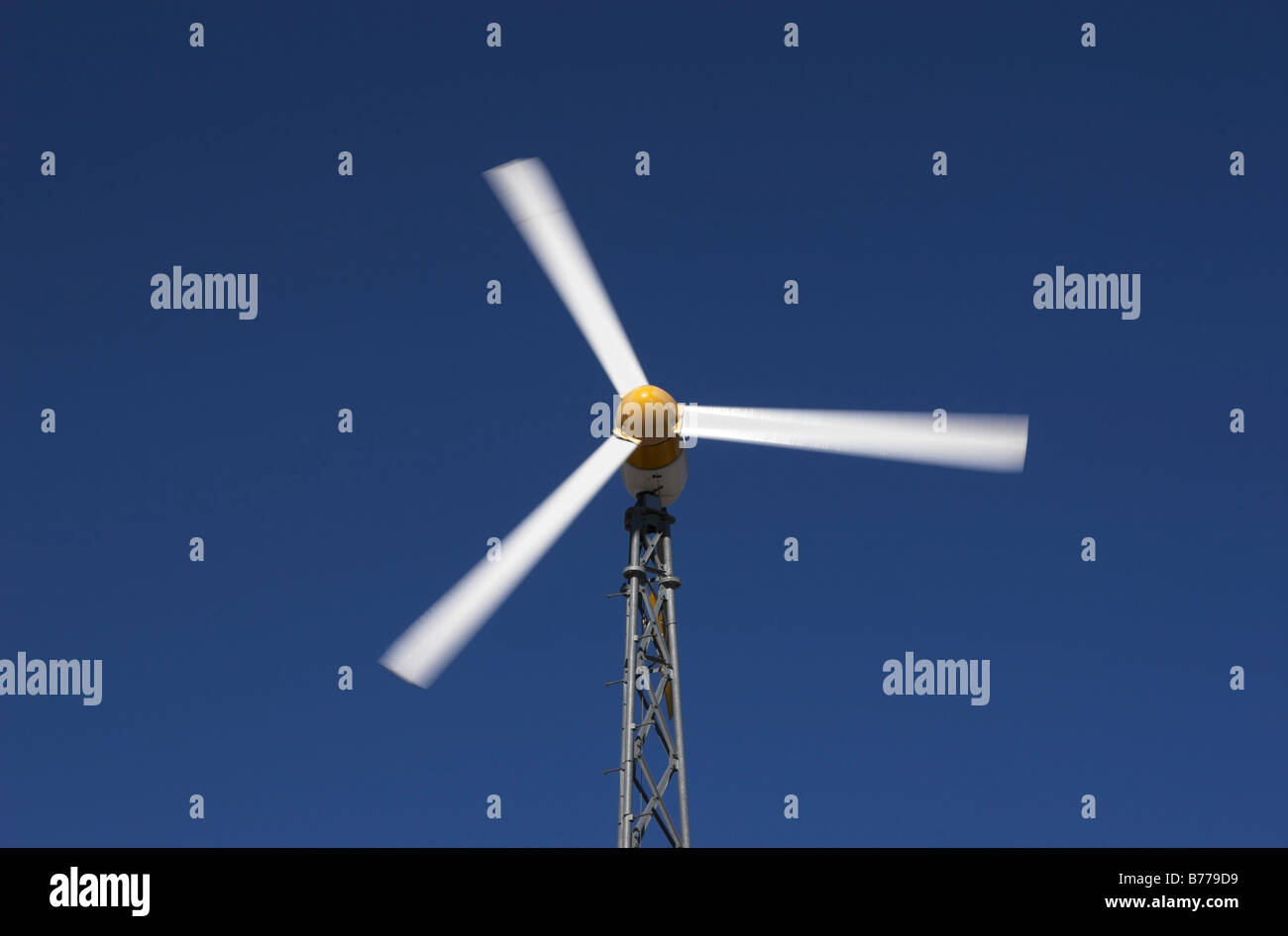 Una piccola zona residenziale turbina eolica (BWC Excel realizzato da Bergey Windpower Corp), nel sud della California, Stati Uniti d'America. Foto Nov 2008. Foto Stock