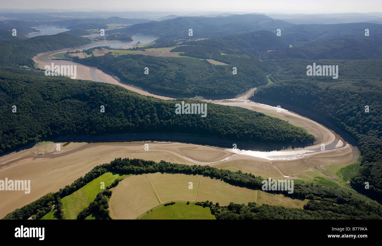 Fotografia aerea, lago Edersee, ridotto a meno di un quarto del suo volume normale di acqua, città di Korbach, Waldeck, Hesse, Foto Stock