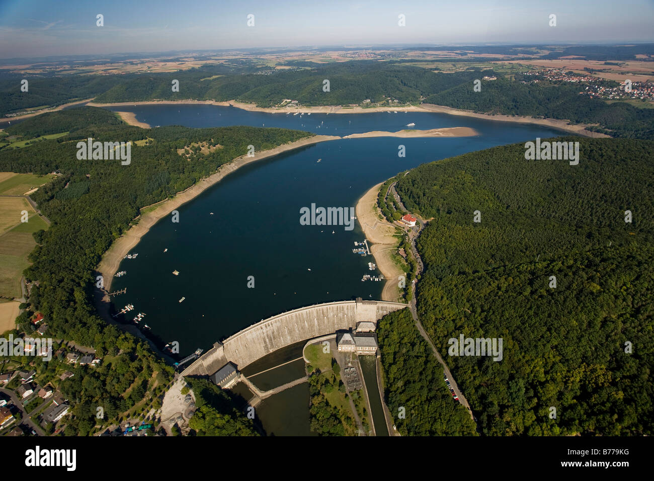 Fotografia aerea, sluice, lago Edersee, ridotto a meno di un quarto del suo volume normale di acqua, città di Korbach, Waldeck Foto Stock