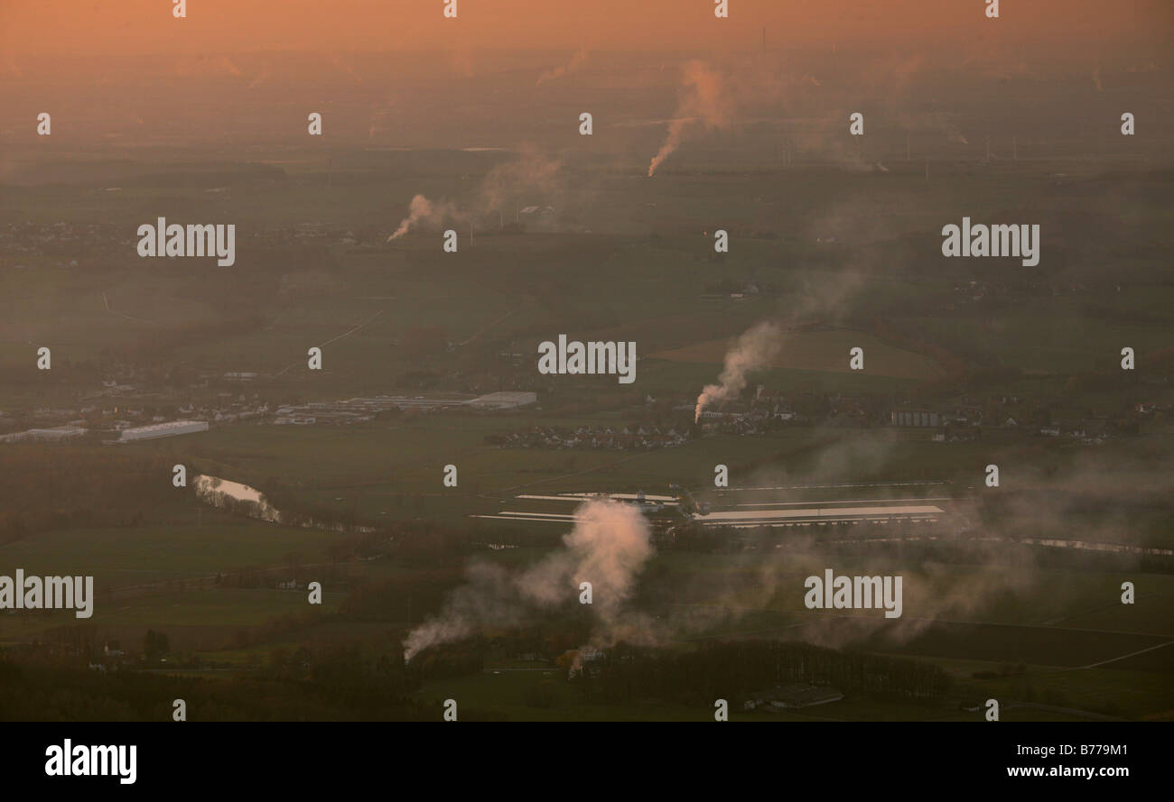 Fotografia aerea, pennacchi di fumo dei fuochi di Pasqua al di sopra di Froendenberg Warmen, regione di Sauerland, Sud Westfalia, Renania del Nord- Foto Stock