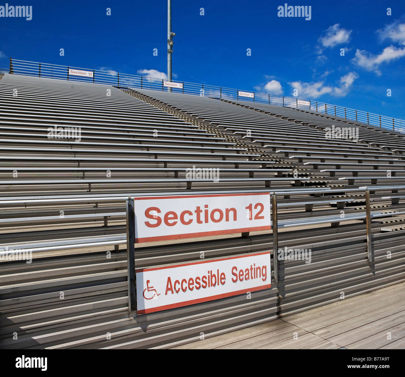 Stadium bleachers accessibile con sedia a rotelle posti a sedere Foto Stock