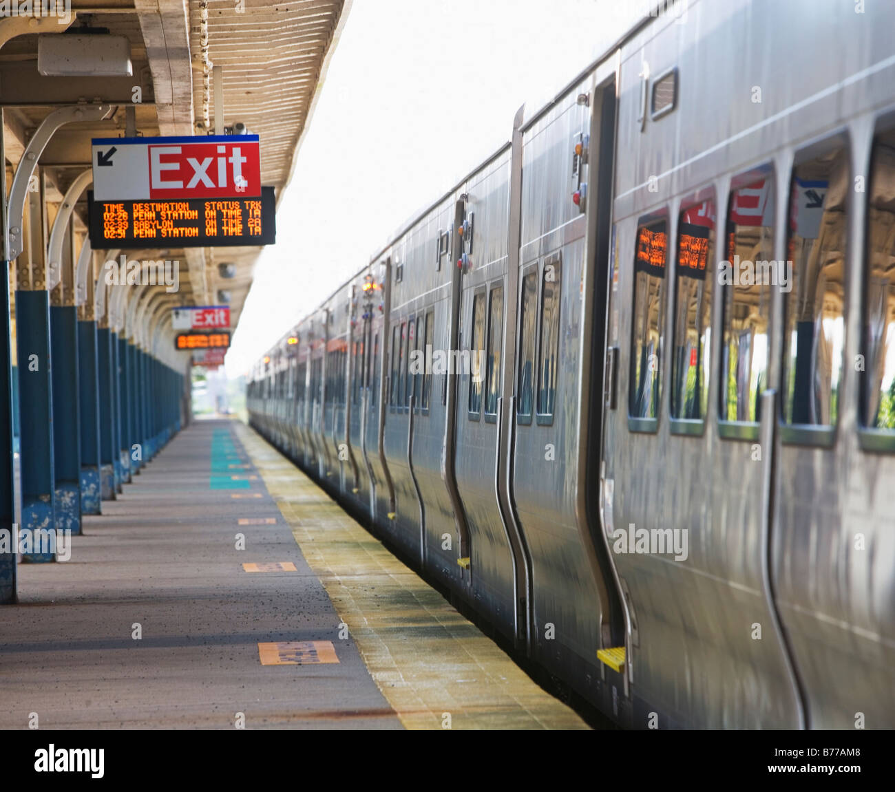 Il treno dei pendolari stazione parcheggiata platform Foto Stock