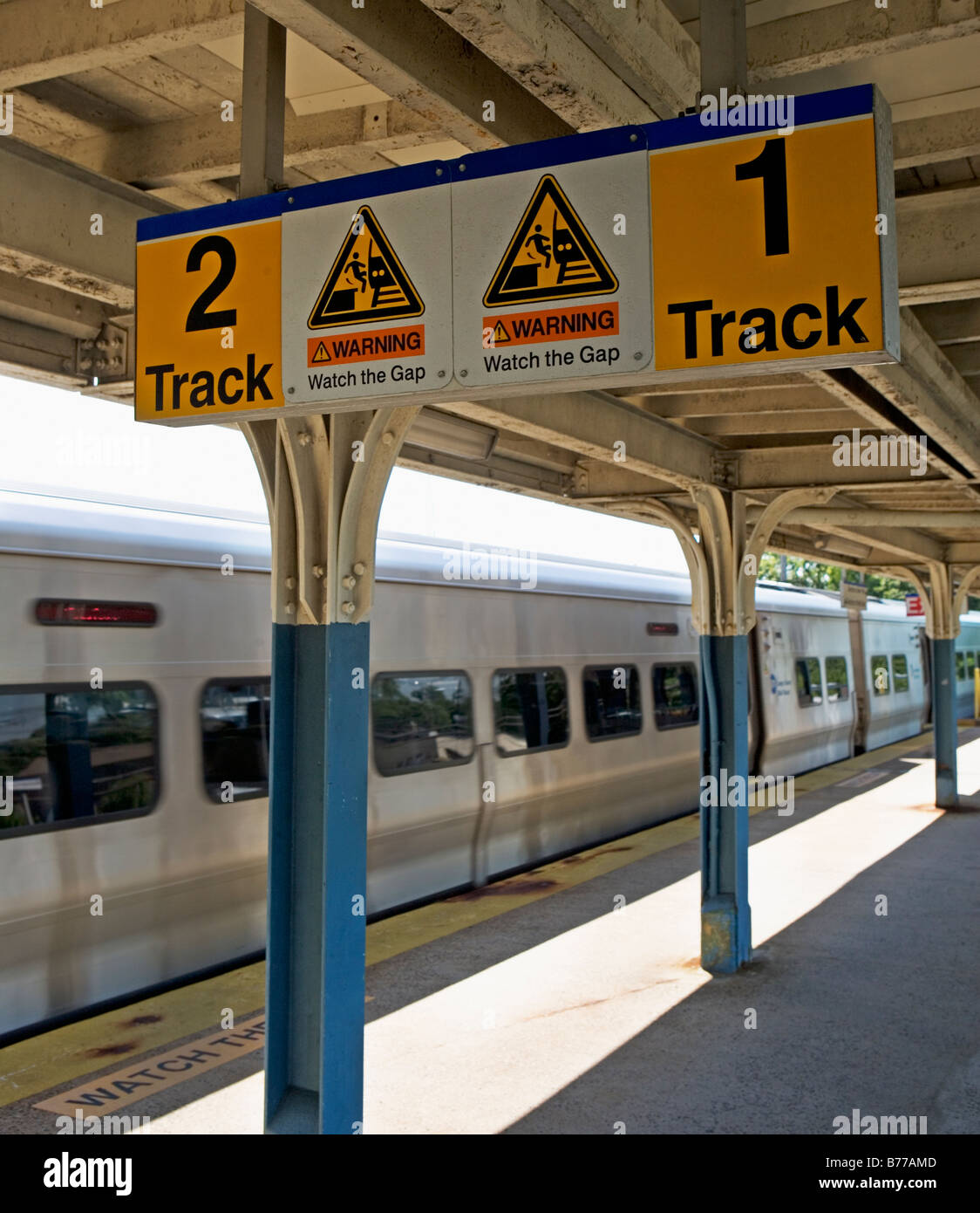 Il treno dei pendolari in arrivo la piattaforma della stazione Foto Stock