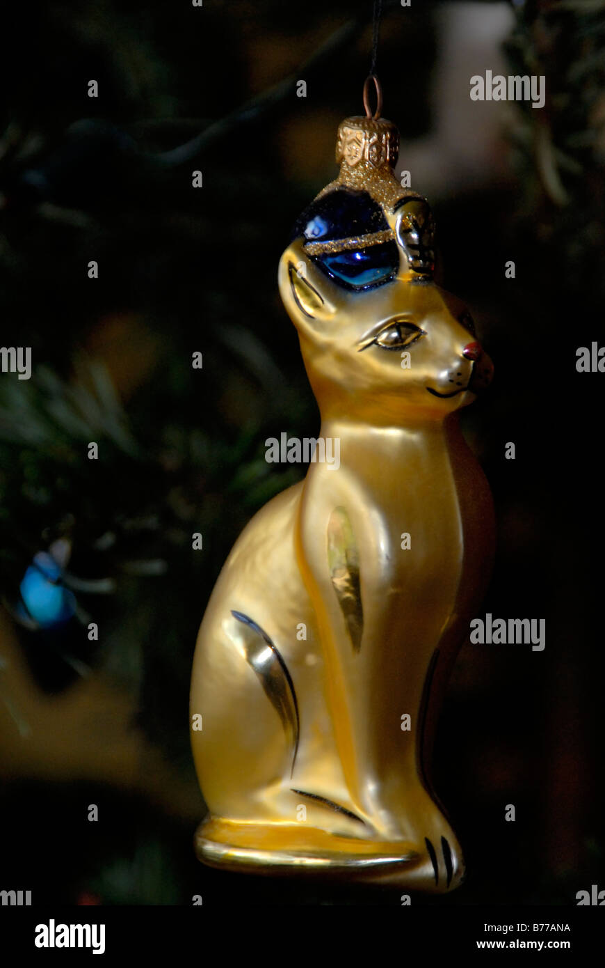 Gatto dorato con corona albero di Natale ornamento, Europa Foto Stock