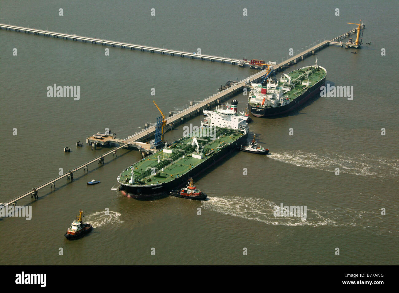 Vista aerea, navi, olio Harbour, Jadebusen, Wilhelmshaven, Bassa Sassonia, Germania, Europa Foto Stock