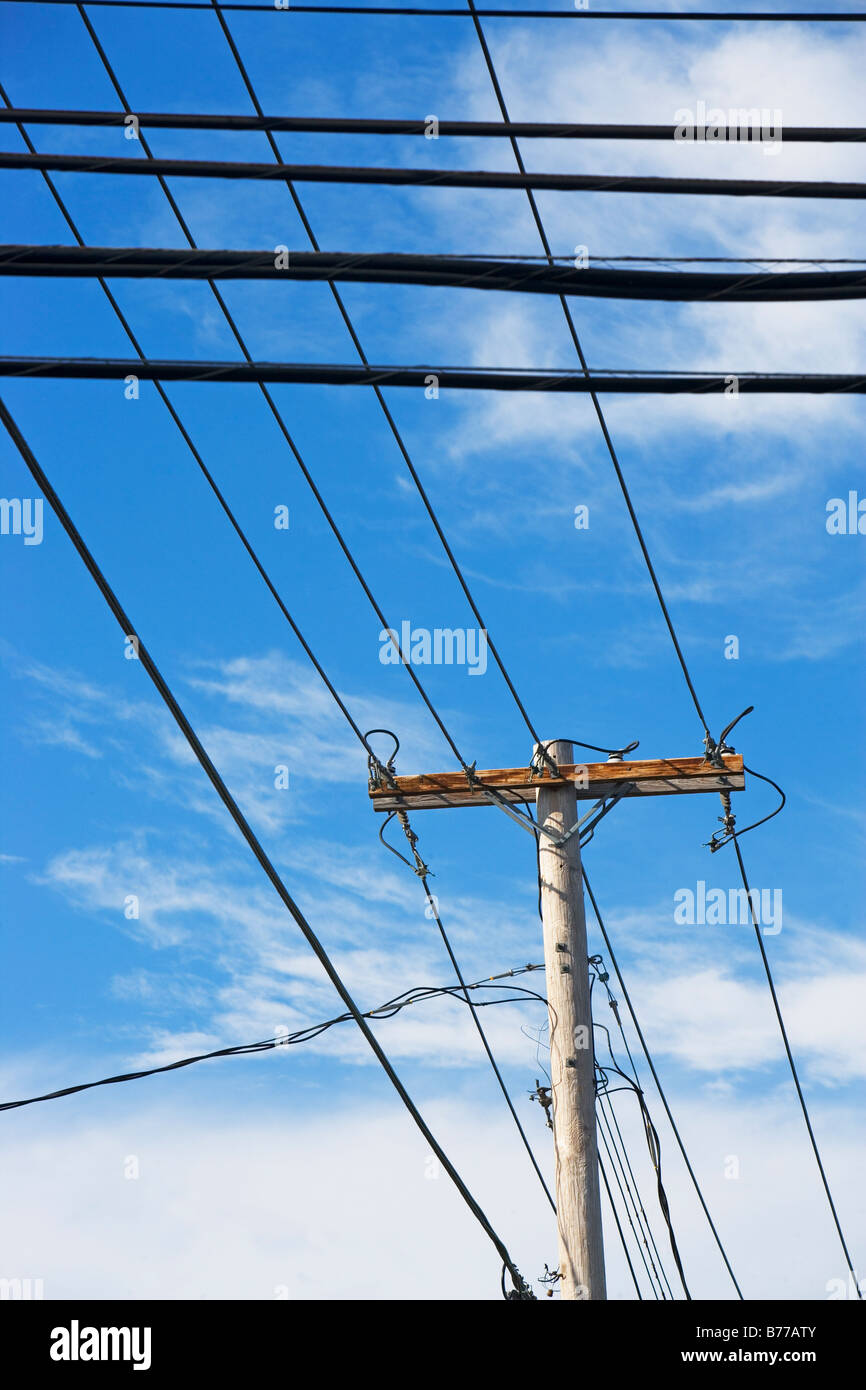 Le linee di alimentazione e di un palo telefonico Foto Stock