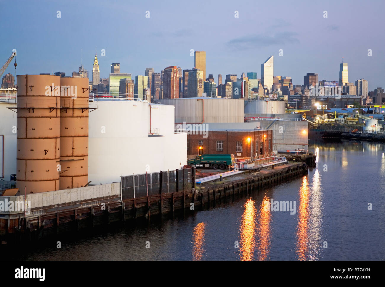 Serbatoi dell'olio New York City background Foto Stock