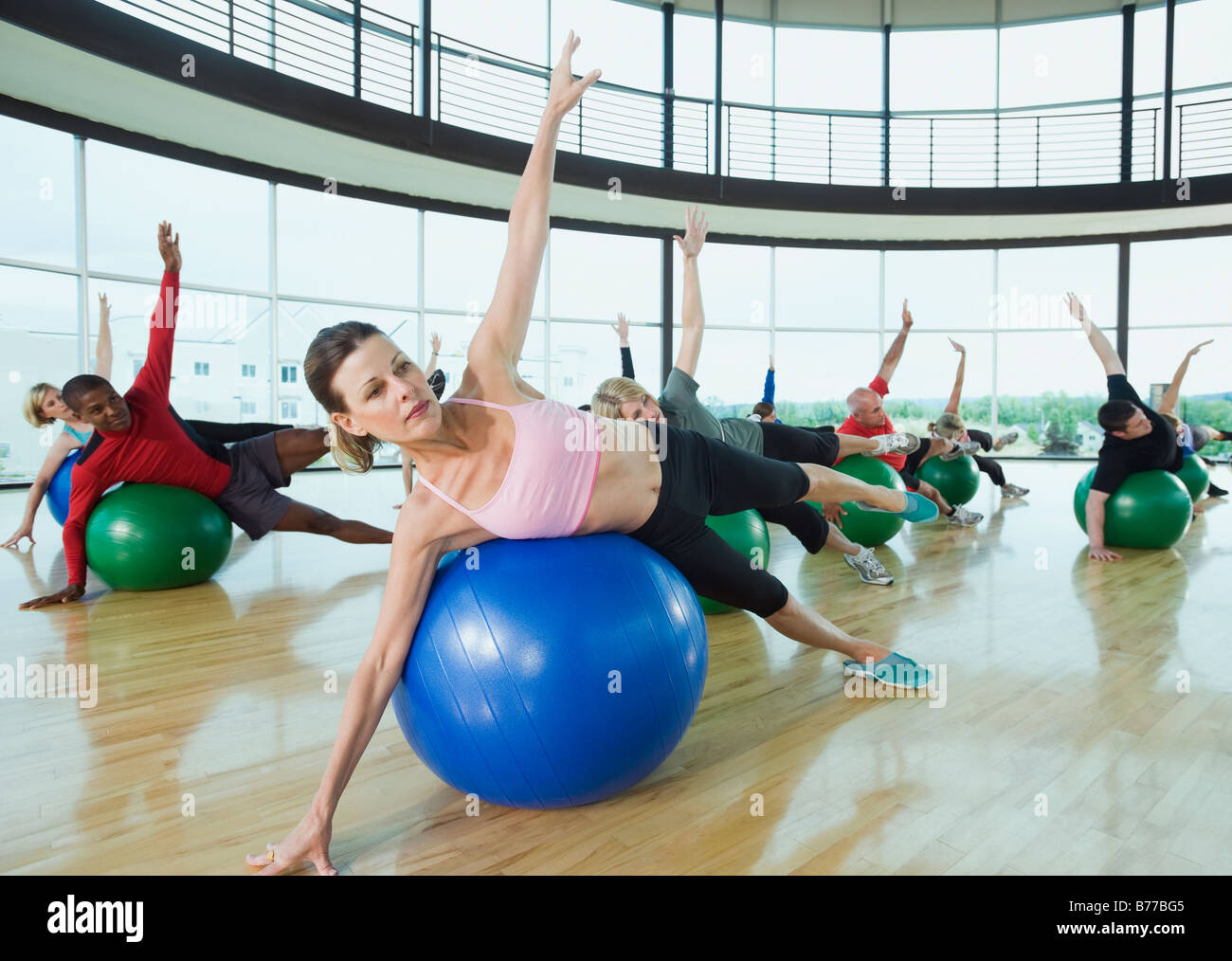 Lezione di fitness in equilibrio su sfere di equilibrio Foto Stock