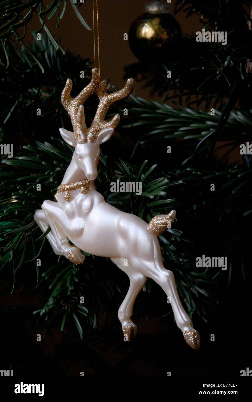 Saltando di cervo bianco con oro scintillanti corna albero di Natale ornamento, Inghilterra, Gran Bretagna, Regno Unito, Europa Foto Stock