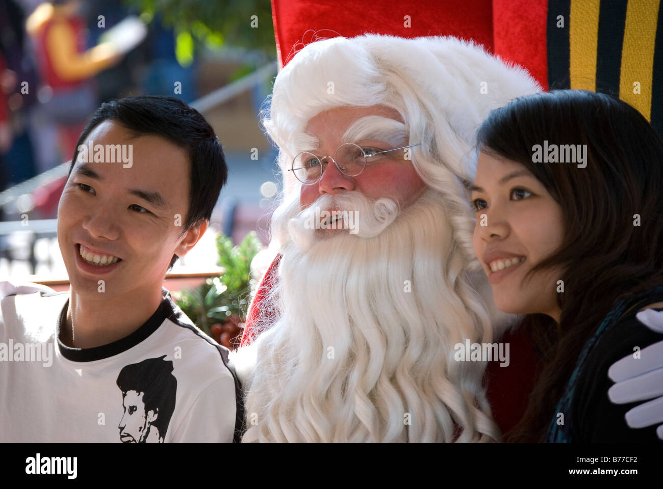 Babbo Natale con il giovane, Hong Kong Disneyland Resort, l'Isola di Lantau, Hong Kong, Repubblica Popolare di Cina Foto Stock