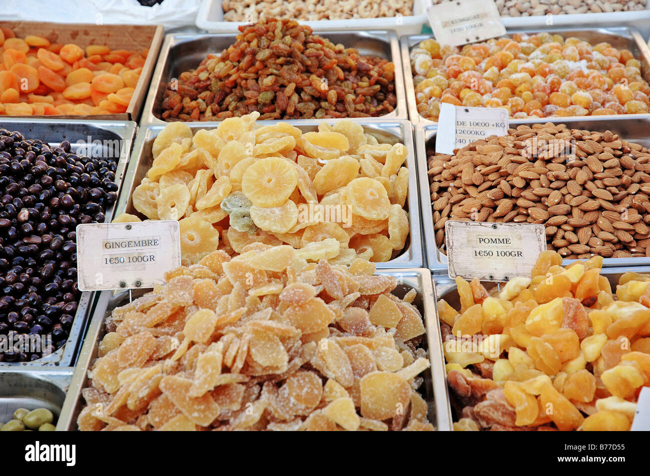 Pressione di stallo di mercato con la frutta secca e le mandorle, Sault, Vaucluse, Provence-Alpes-Côte d'Azur, in Francia Meridionale, Europa Foto Stock