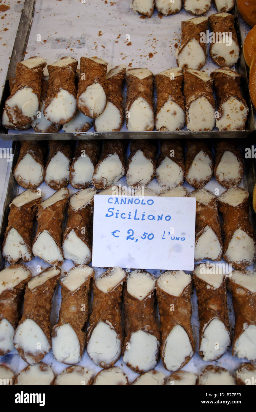 Cannolo Siciliano in un mercato di via Milano Foto Stock